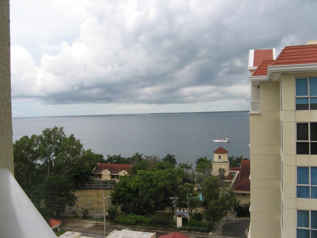 La Mirada Beachfront Condo: Ocean Views & Resort Amenities Lapu-Lapu City Room photo