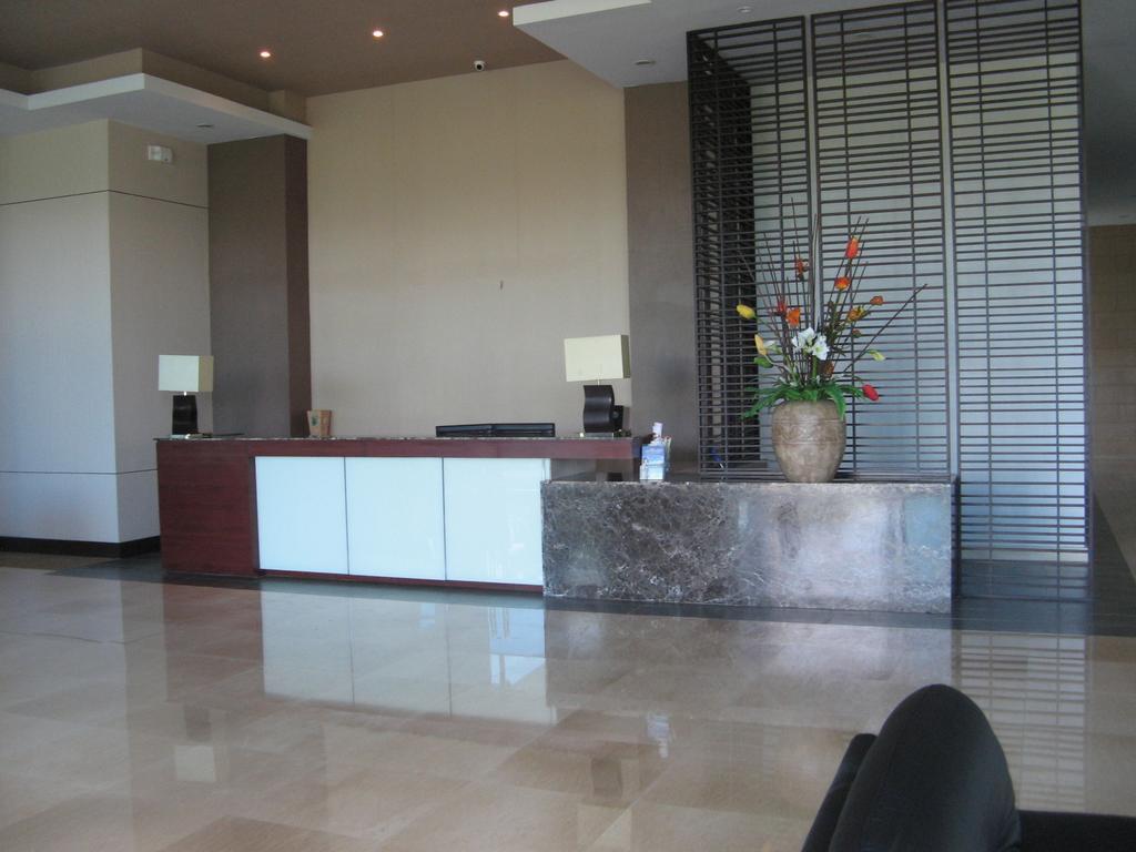 La Mirada Beachfront Condo: Ocean Views & Resort Amenities Lapu-Lapu City Room photo