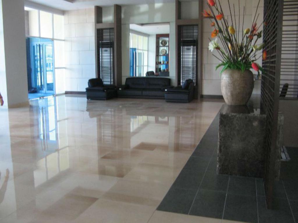 La Mirada Beachfront Condo: Ocean Views & Resort Amenities Lapu-Lapu City Room photo